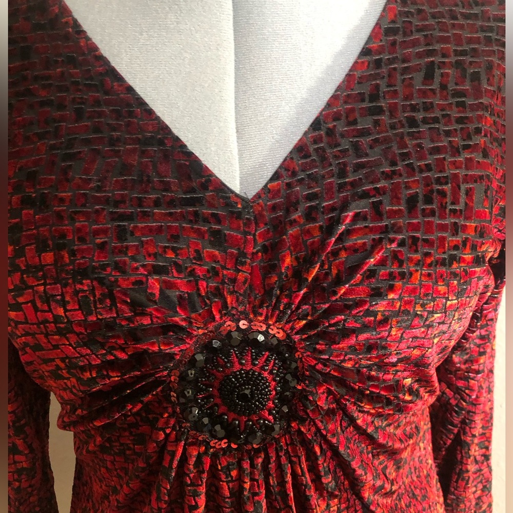 Roz & Ali red and black 3/4 length sleeve beaded top.